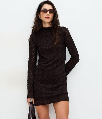 Vestido Rendado com Manga Longa e Gola Alta