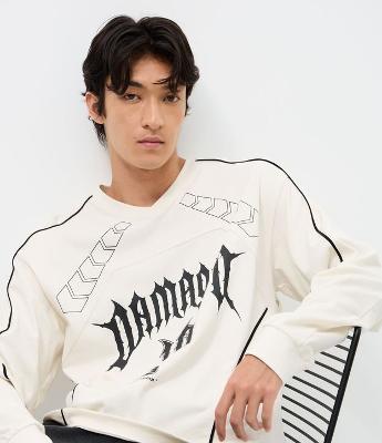 Camiseta Manga Longa Boxy com Recortes e Estampa