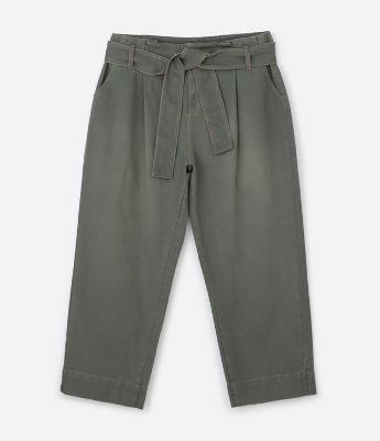 Calça Reta em Sarja com Faixa Larga e Pregas Curve & Plus Size