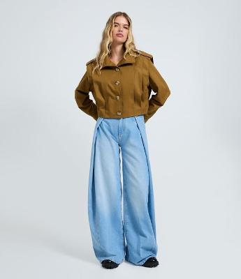 Calça Wide Leg em Jeans com Cintura Alta e Plissado Lateral