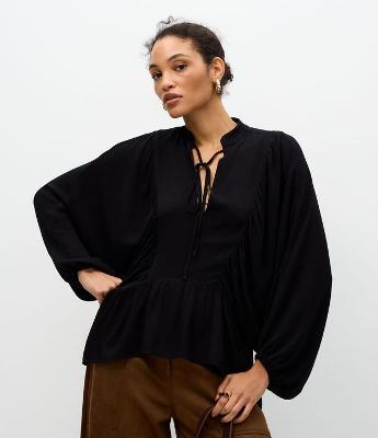 Blusa em Viscose com Manga Morcego e Amarração no Decote