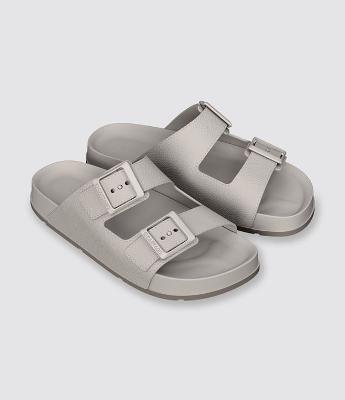 Chinelo Slide Liso com Fivelas Ajustáveis