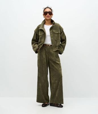 Calça Wide Leg em Veludo com Detalhe no Cós