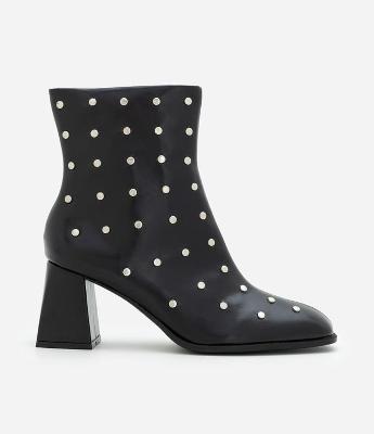 Bota em PU com Bico Quadrado e Aplicação de Studs