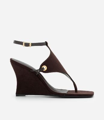 Sandália Anabela em Suede com Detalhes em PU