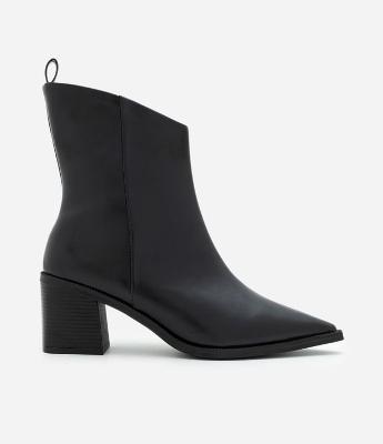 Bota Cano Curto Assimétrico em PU com Bico Fino
