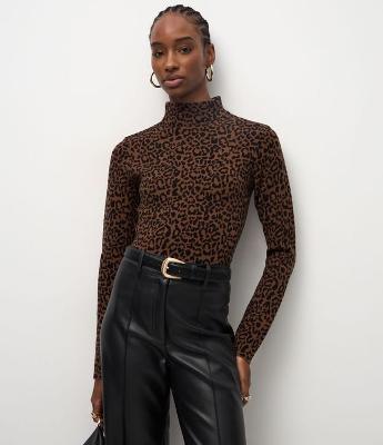 Blusa em Jacquard com Gola Alta e Estampa Animal Print