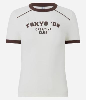 Camiseta com Detalhes Constrastantes e Estampa Lettering Tokyo