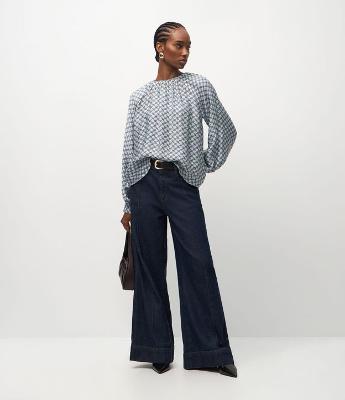 Blusa em Viscose com Franzido no Decote e Estampa Geométrica