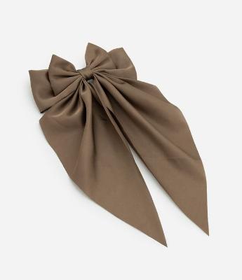 Presilha de Cabelo Acetinado com Formato de Laço Grande