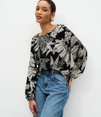 Blusa em Viscose com Estampa de Folhagem e Decote Canoa