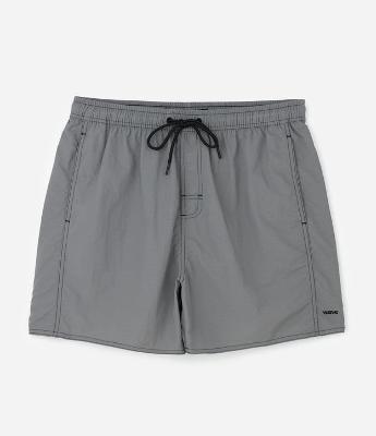 Bermuda em Poliamida de Banho com Bolsos e Bordado Discreto