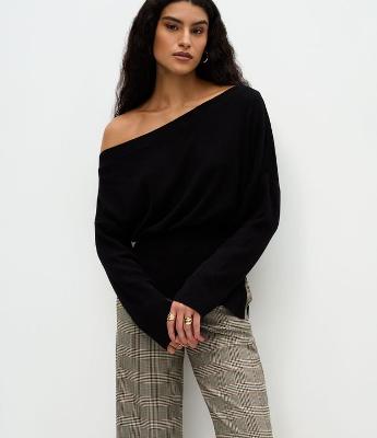 Blusa em Tricô com Ombro Caído e Barra Assimétrica