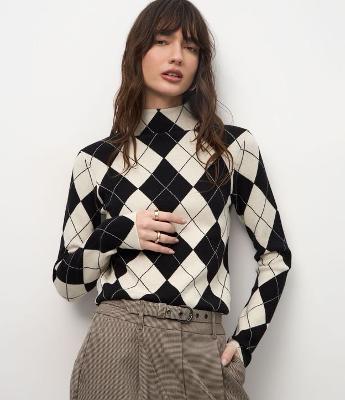 Blusa em Tricô com Estampa Xadrez e Gola Alta