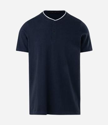 Camiseta Manga Curta com Gola Padre e Detalhe Contrastante