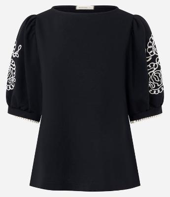Blusa com Manga Bufante e Bordados Aplicados