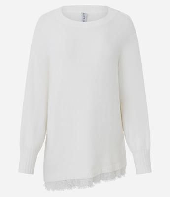 Blusa Oversized em Tricô com Decote Canoa e Barra Assimétrica Rendada