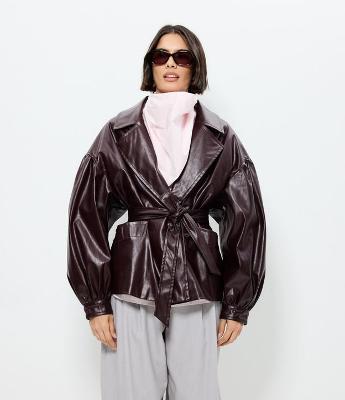 Jaqueta Leve Oversized em PU com Manga Baloon e Cinto