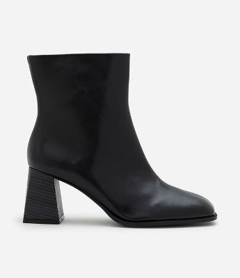 Bota em PU com Bico Quadrado e Salto Bloco