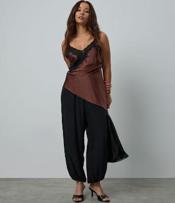 Blusa de Alcinha em Cetim com Detalhes de Renda Contrastante