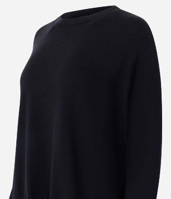 Blusa em Tricô com Aplicação de Renda na Barra