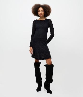 Vestido Curto Evasê em Renda com Manga Longa