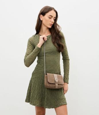Bolsa Transversal Pequena em Suede com Tampa e Alça Longa