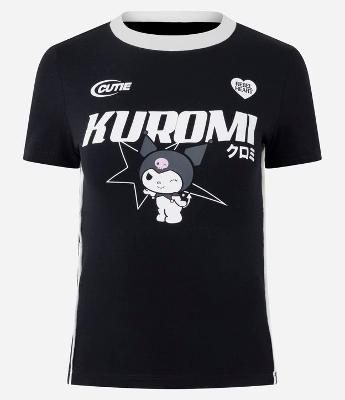 Camiseta em Algodão com Estampa Kuromi e Detalhe Contrastante
