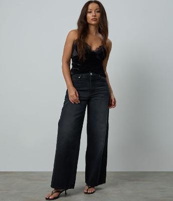 Blusa em Veludo com Alcinha e Detalhe Rendado no Busto