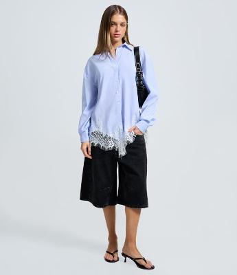 Camisa em Tricoline Listrada com Aplicação de Renda na Barra