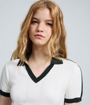 Blusa em Tricô com Gola Polo Contrastante