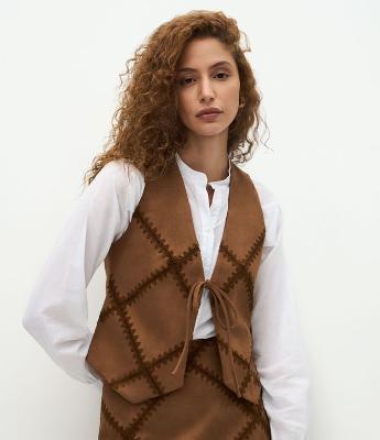 Colete Estruturado em Suede com Bordado