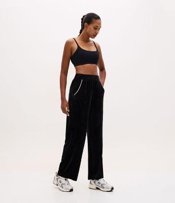 Calça Esportiva Reta em Plush com Piping Contrastante