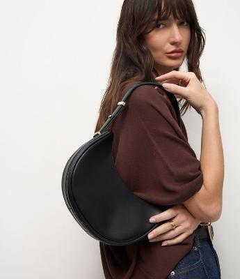 Bolsa Baguete em Pu Meia Lua com Detalhes em Metal na Alça