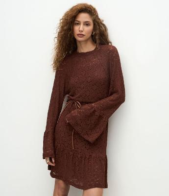 Vestido Curto em Renda com Cintinho Fino