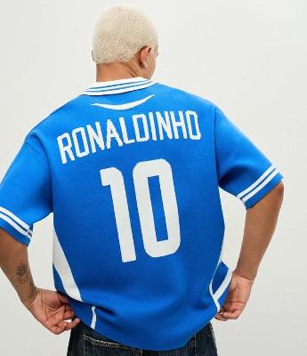 Camiseta Boxy em Tricô com Recortes e Estampa R10