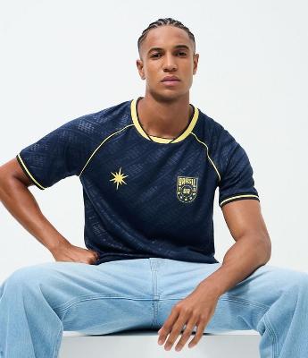 Camiseta Esportiva com Tecnologia Dry e Estampa Brasil