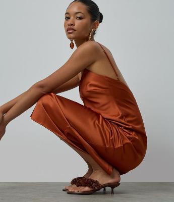 Vestido Longo de Alcinha em Cetim com Decote V