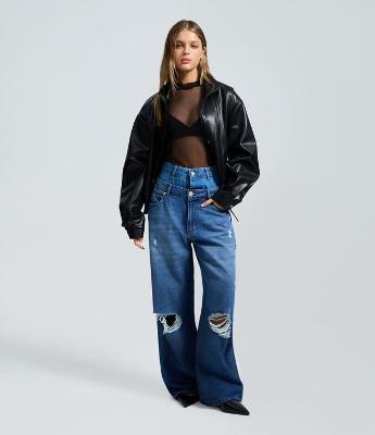 Calça Jeans Wide com Cós Duplo e Detalhes Rasgados