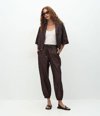 Calça Jogger com Cós Elástico em Tecido Tecnológico