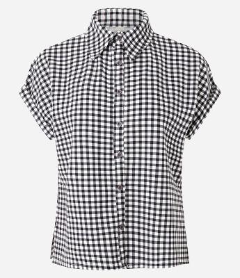 Blusa com Estampa Xadrez e Fechamento por Botões