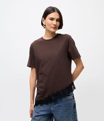 Camiseta Alongada em Algodão com Barra Assimétrica Rendada