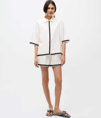 Camiseta Regular em Viscolinho com Bordados Contrastantes