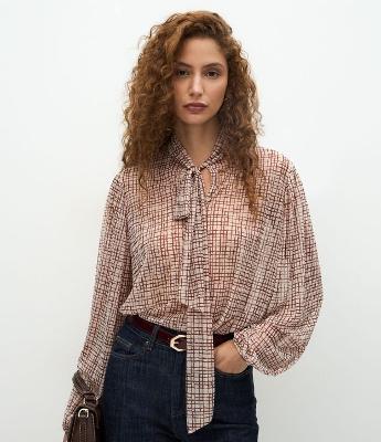 Blusa Ampla com Gola Laço e Estampa Abstrata