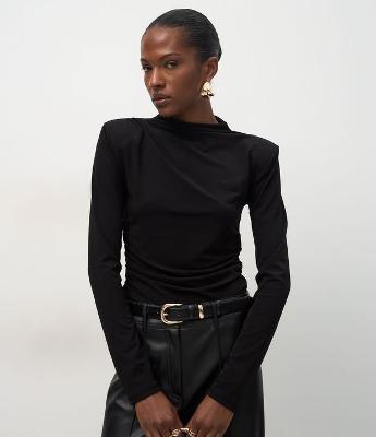 Blusa com Ombreiras e Franzido nas Laterais