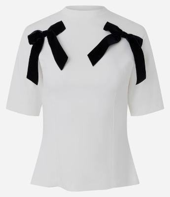 Blusa com Aplicação de Laços nos Ombros