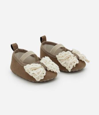 Sapatilha Infantil em Suede com Laço em Broderie – Tam 15 a 19