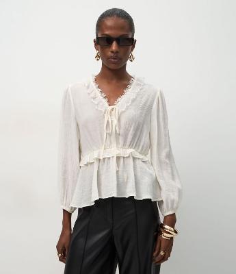 Blusa com Aplicação de Renda no Decote