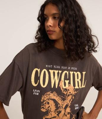 Camiseta T-shirt em Algodão Estonado e Estampa CowGirl