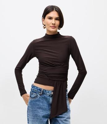 Blusa com Drapeado na Lateral e Gola Alta